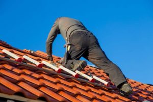 Un couvreur à Bron peut-il travailler en coordination avec un charpentier sur une structure complexe ?