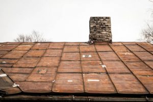 Démoussage toiture à Bron: Est-ce que la météo à Bron rend le démoussage toiture plus fréquent qu’ailleurs ?