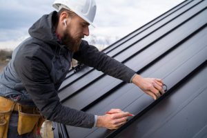 Est-ce qu’un zingueur à Bron intervient aussi pour la pose ou la réparation des gouttières ?