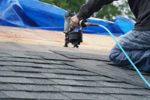 Couvreur à Bron : peut-on intervenir sur un bâtiment en rénovation situé en plein centre-ville ?