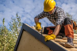 Comment s’organise le chantier avec un couvreur à Bron pour limiter les nuisances au voisinage ?