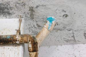 Recherche de fuite à Bron : une solution efficace pour éviter de gros travaux de toiture